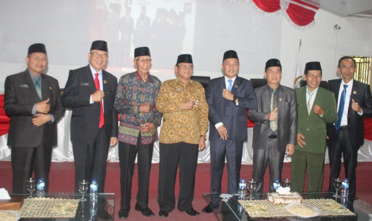 Foto bersama Ketua DPRD PALI H Asri AG, Wakil Ketua I Irwan ST dan Wakil Ketua II Muhammad Budi Hoiru
