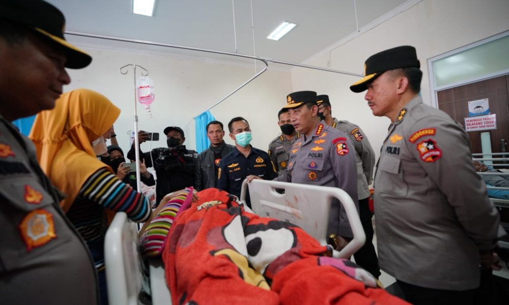 Kapolri Jenderal Listyo Sigit Prabowo Kunjungi Korban Gempa Bumi Cianjur