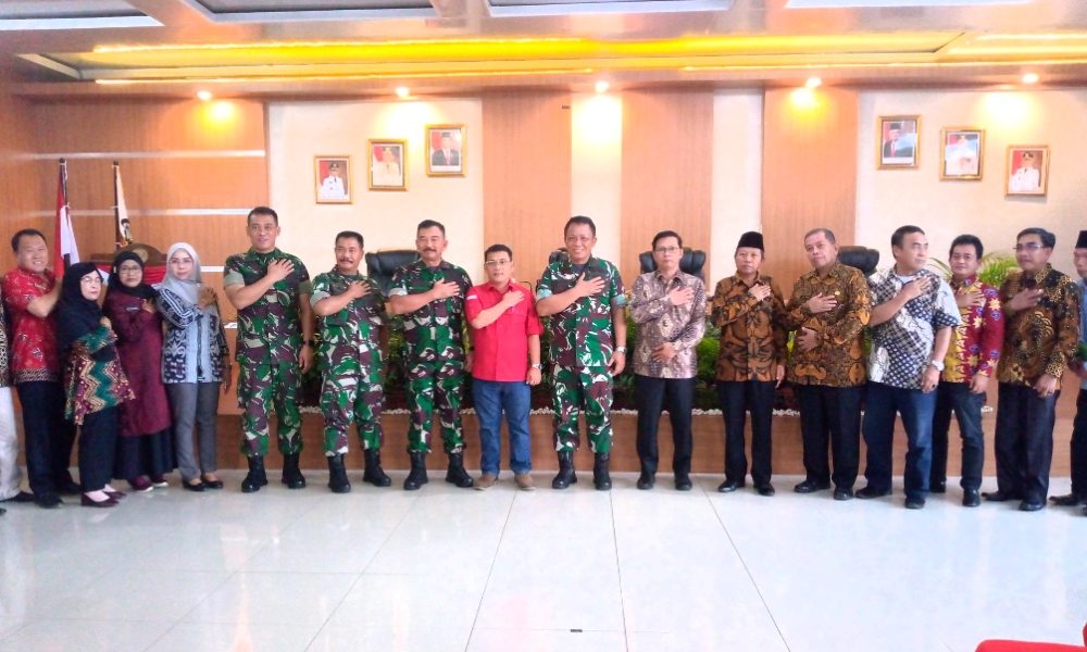 Bupati Muratara H. Devi Suhartoni Bersama Mayjend TNI AD, Bambang Supardi Diskusi Bahas PDTT