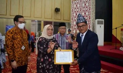 Wabup Kabupaten Musi Rawas Hj. Suwarti saat penyerahan Cendramata secara simbolis