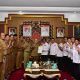 Bupati dan jajaran pemerintah kabupaten Musi Rawas foto bersama perkumpulan serikat penjahit bumi Silampari