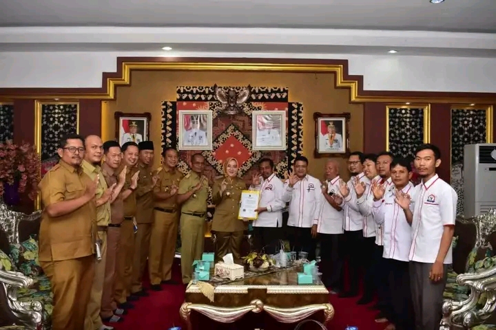 Bupati dan jajaran pemerintah kabupaten Musi Rawas foto bersama perkumpulan serikat penjahit bumi Silampari