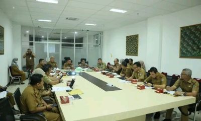 Sekda Kota Lubuklinggau, H Imam Senen didampingi Asisten III Bidang Administrasi Umum, Herdawan Inspektur Kota Lubuklinggau, H Resta Irawan Putra memimpin rapat evaluasi capaian aksi program pemberantasan korupsi terintegrasi Pemerintah Kota (Pemkot) Lubuklinggau