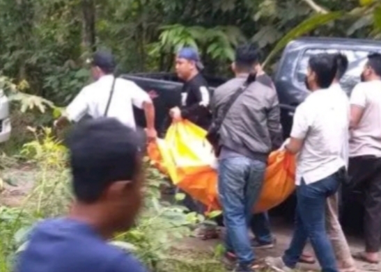 Peroses Evakuasi Mayat Laki-laki di Kebun karet milik Warga di Kecamatan Tanah Abang Kabupaten Pali