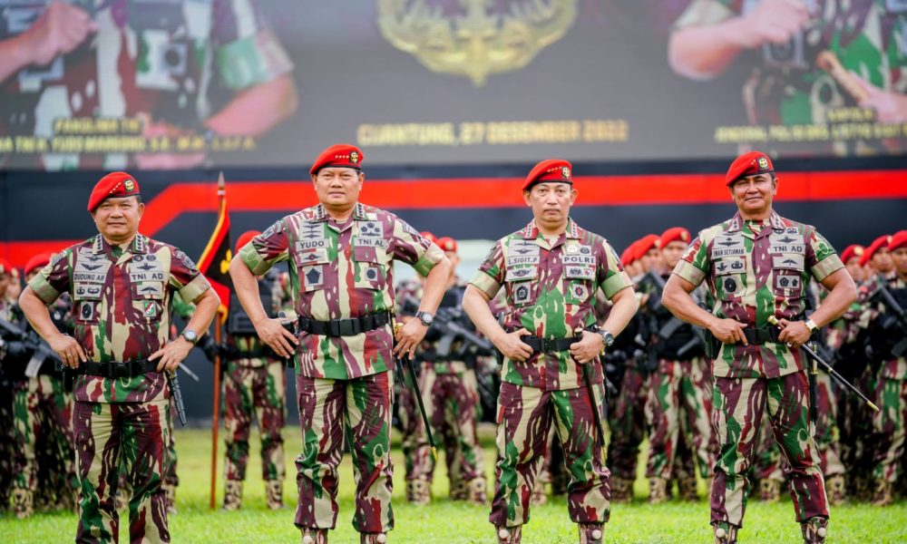 Kapolri Disematkan Baret Merah Kopassus