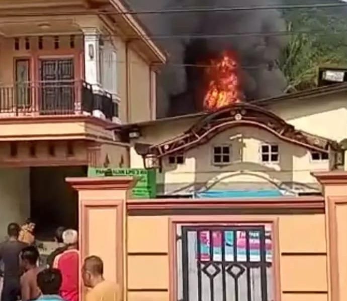 Jago Merah Lahap 1 Rumah dan 4 kendaraan Warga