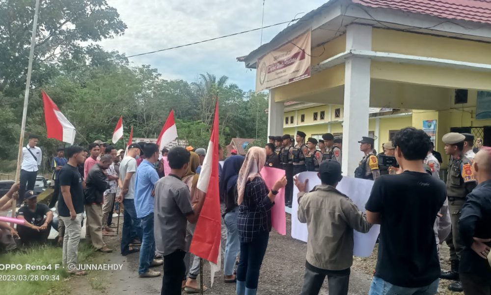 Ratusan Masyarakat Gelar Aksi di Depan Kantor Camat Sumber Harta